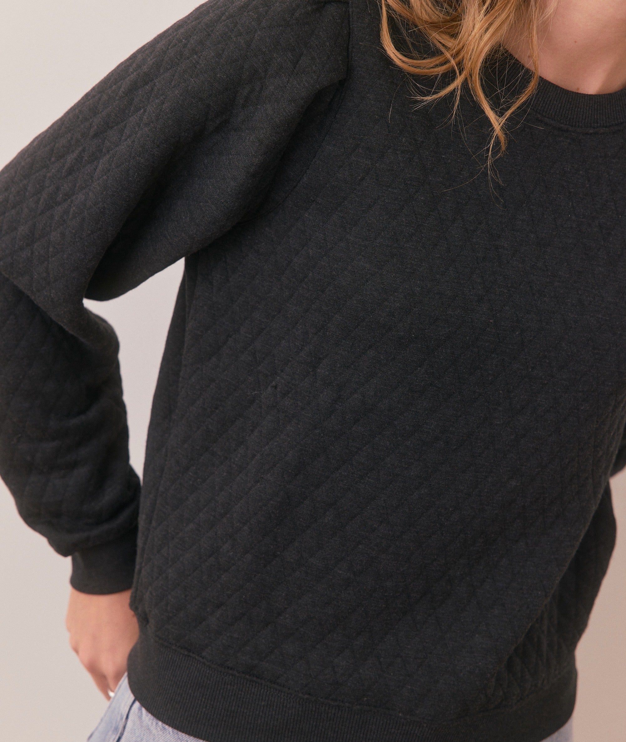 Women's Corbet Quilted Puff Sleeve Crewneck in Charcoal