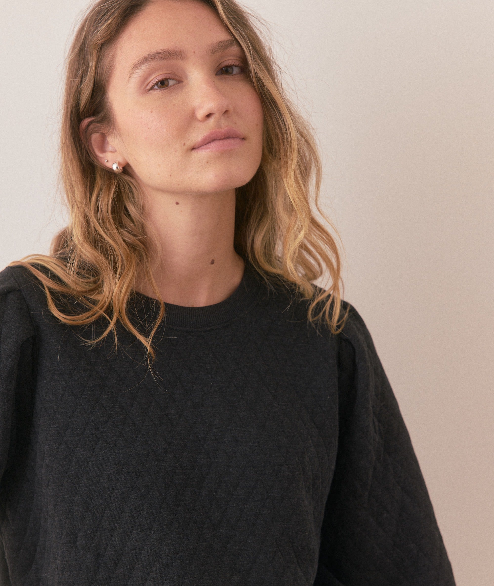 Women's Corbet Quilted Puff Sleeve Crewneck in Charcoal
