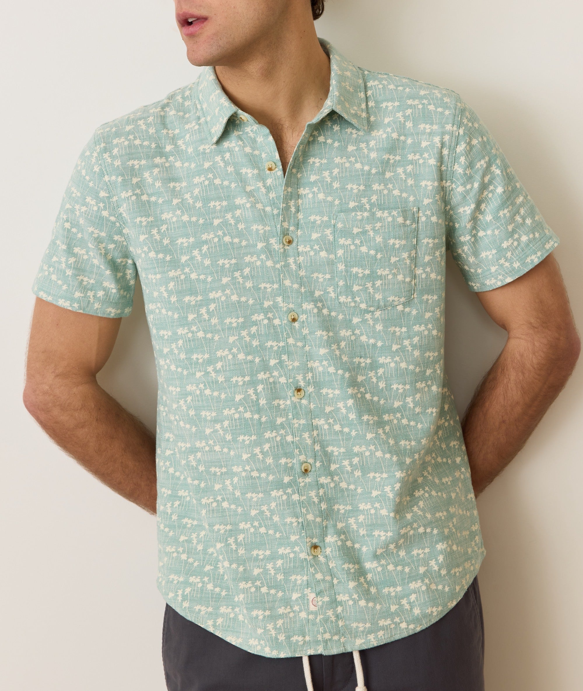 Marine Layer Men's Classic Stretch Selvage Short Sleeve Shirt in Green Palm Print, Size S Marine Layer Men's Classic Stretch Selvage Short Sleeve Shirt in Green Palm Print, Size S