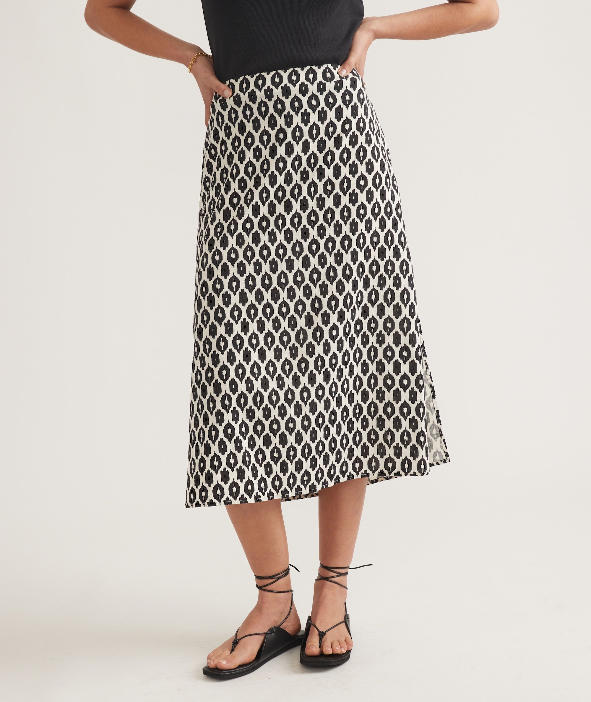 Midi outlet slip skirt